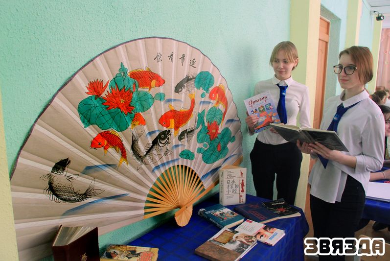 У актавай зале была разгорнута выстава літаратуры і сувеніраў з Японіі.