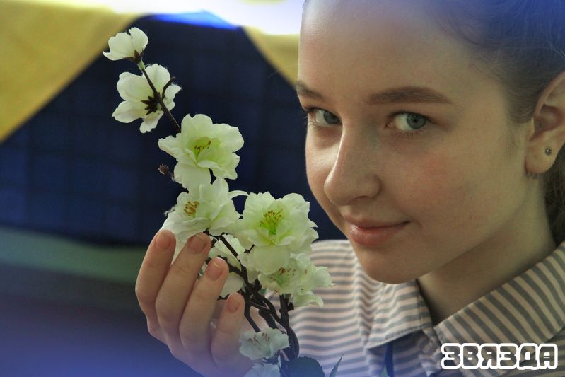 Памяшканні гімназіі ўпрыгожвалі веткі квітнеючай сакуры, якая з&rsquo;яўляецца маляўнічым сімвалам Японіі і прыкметай вясновага часу.