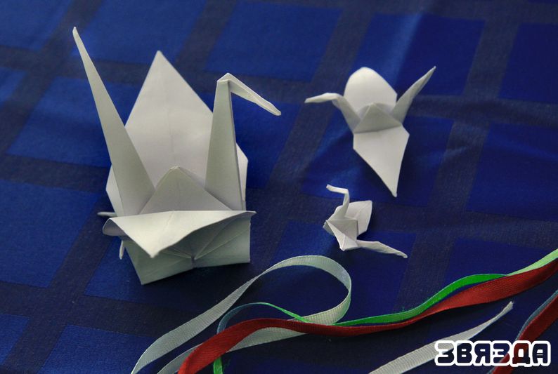 Такіх папяровых жураўлікаў навучыліся рабіць удзельнікі семінара. Японцы лічаць гэтыя фігуркі птушак прадвеснікамі доўгага шчаслівага жыцця. 