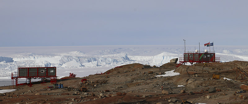 Белорусская антарктическая станция в районе горы Вечерняя.