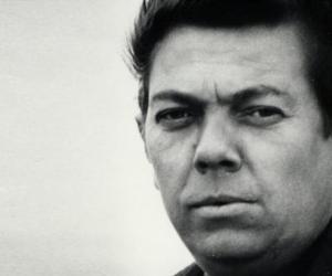 «Усміхаюцца кветкі лабеліі…», «Раманс вінаграднай лазы» і яшчэ два вершы — «Звязда» публікуе невядомыя рукапісы вершаў Караткевіча