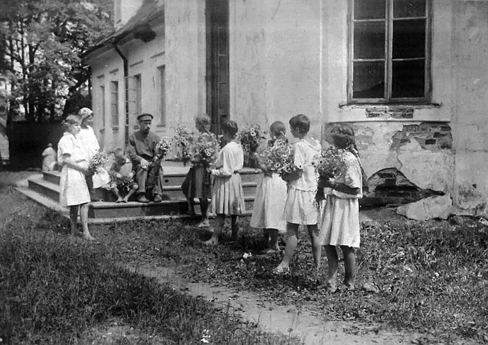 Якуб Колас з сынам каля сядзібы. Ён, як і Янка Купала, працаваў у Сёмкаве.