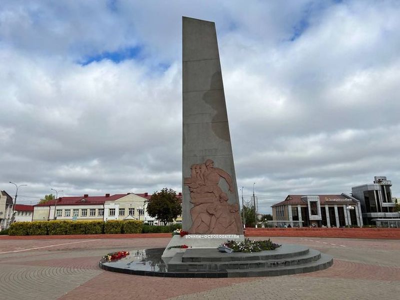 Помнік воінам-вызваліцелям 63-га стралковага корпуса 21-й арміі на цэнтральнай плошчы Жлобіна.
