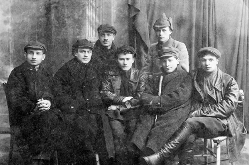 «Маладняк». У першым радзе: М. Чарнушэвіч, А. Бабарэка, А. Вольны, Я. Пушча, А. Александровіч; у другім радзе: А. Гурло, М. Зарэцкі. 1925–1926 гады. З фондаў БДАМЛМ.