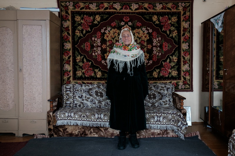 Вера ў плюшавым паліто, якое яна «дастала» па знаёмстве ў краме ў сябе на Валожыншчыне. На ёй хустка з кветкамі, якая называецца шаліноўка. Менавіта гэтая хустка была на Веры, калі яна пазнаёмілася з будучым мужам Сяргеем. 