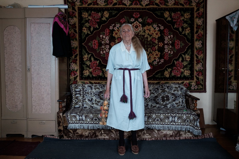 Вера ў сукенцы з поясам, які яна захоўвае ў памяць пра бацьку. 