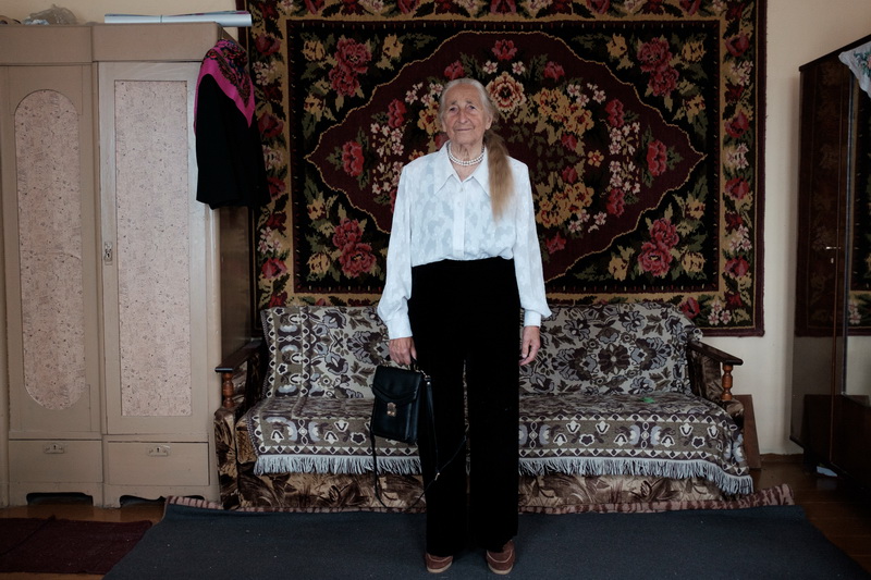 На Веры нагавіцы, якія яна купіла, калі ляжала ў бальніцы з анкалогіяй. Вера не любіць нагавіцы. У паўсядзённым жыцці яна аддае перавагу сукенкам і спадніцам. Але ў аддзяленні, дзе ляжала Вера, усе былі ў нагавіцах. 