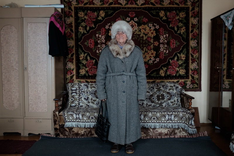 Вера ў паліто, якое яна набыла, калі распаўся Савецкі Саюз, каб не прапалі грошы. 