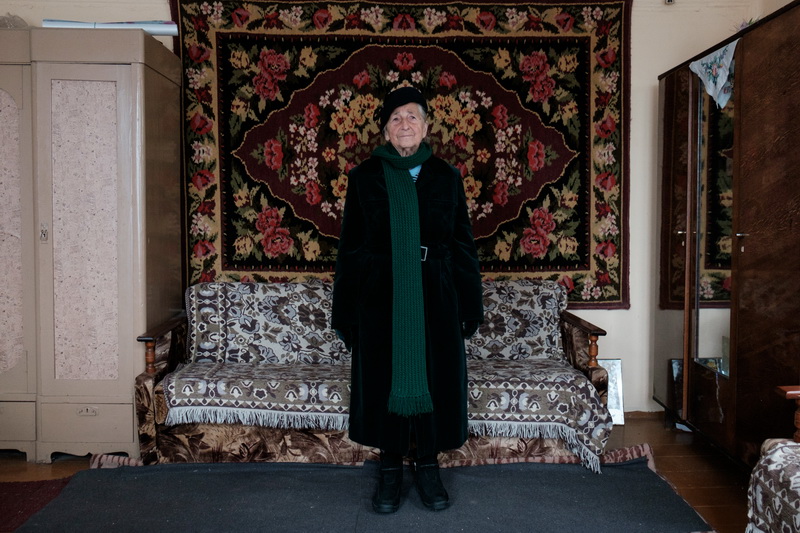 Вера ў плюшавым паліто, ва ўлюбёным капялюшыку і ў шаліку, які яна звязала сама. 