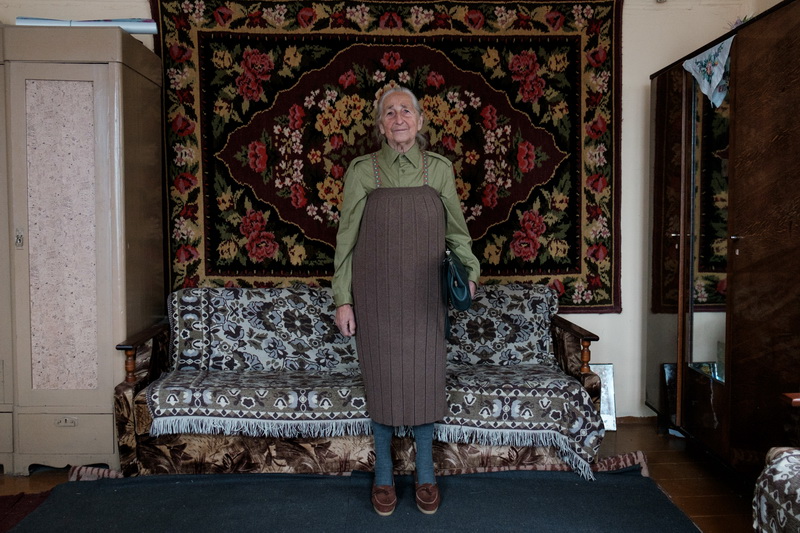 Вера ў спадніцы, з якой яна зрабіла сукенку са шлейкамі. Кашуля была сшытая яе дачкой для заняткаў па ваеннай справе ў школе. 