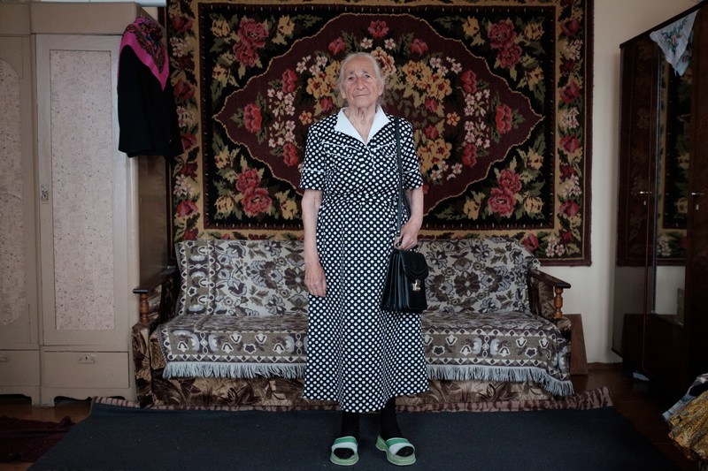 Вера ў сукенцы ў гарошак. Тканіну для сукенкі прывезла яе сястра Галіна з Францыі. 