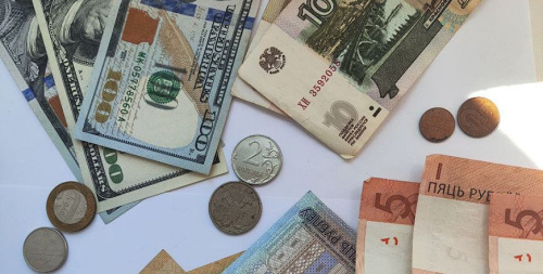 Юань падаражэў, расійскі рубель і долар патаннелі на таргах 13 жніўня