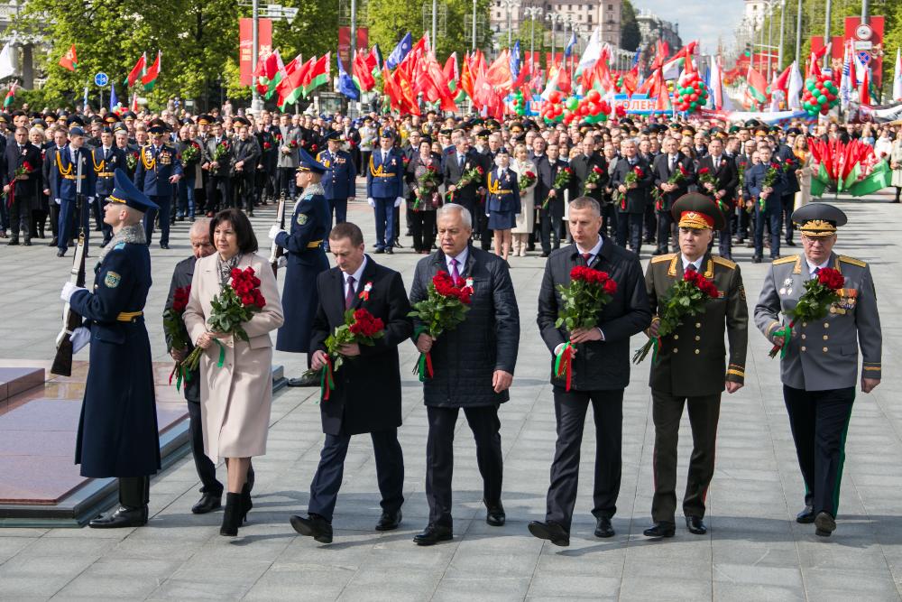 Праз 80 гадоў пад мірным небам. Мінчане і госці сталіцы ўскладаюць кветкі да манумента Перамогі
