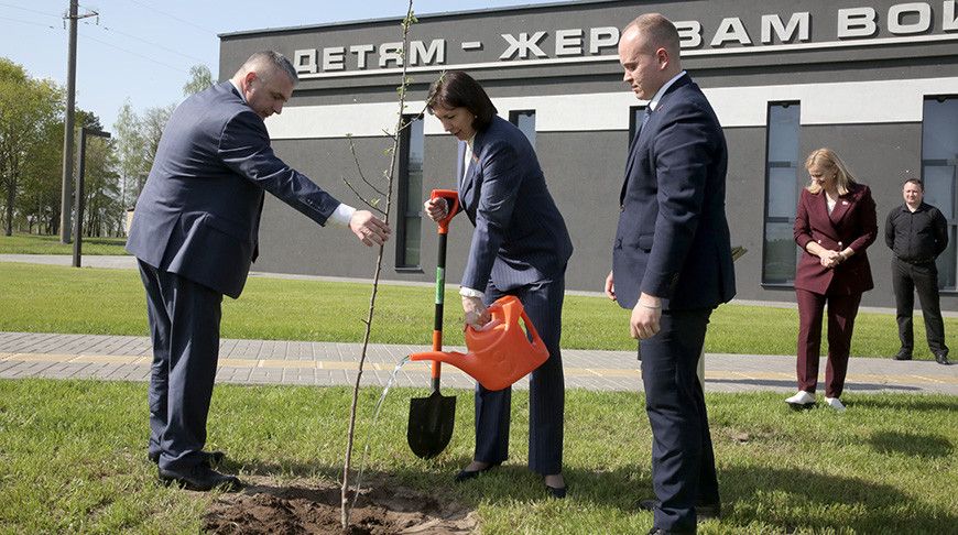 Алею яблынь заклалі на мемарыяле ў Чырвоным Беразе ў гонар 80-й гадавіны Перамогі