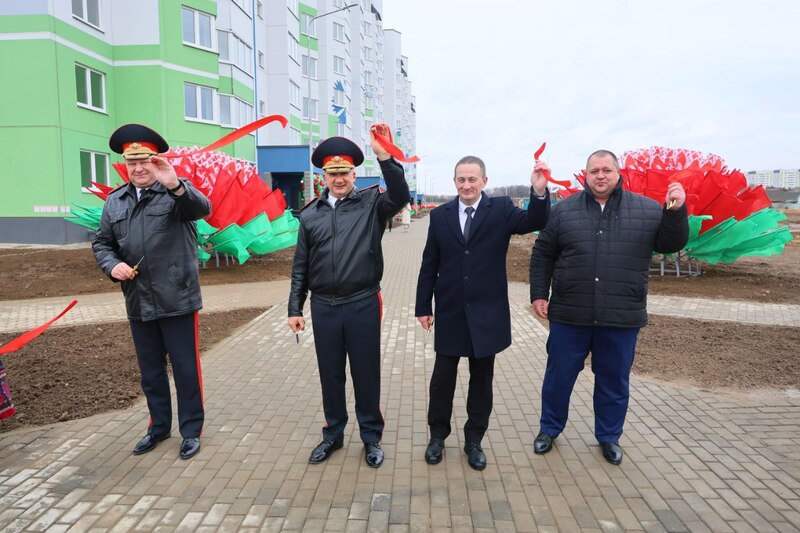 Супрацоўнікі ўнутраных спраў Міншчыны атрымалі ключы ад новых кватэр