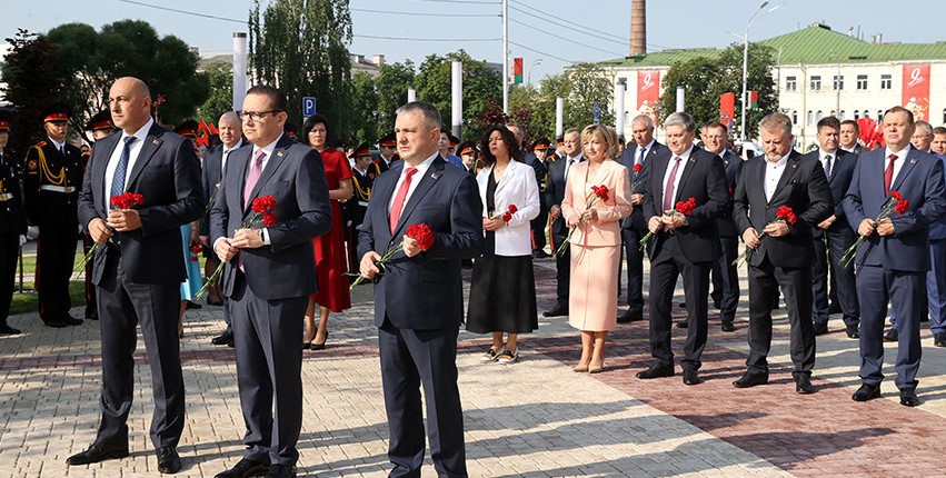 Удзельнікі медыяфоруму ў Гомелі ўсклалі кветкі да памятнага знака ахвярам генацыду