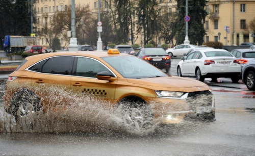 Навальніцы і ліўні: вадзіцелям і пешаходам нагадалі аб мерах бяспекі