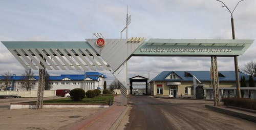 Як працоўныя мігранты працуюць на прадпрыемстве ў Віцебскім раёне