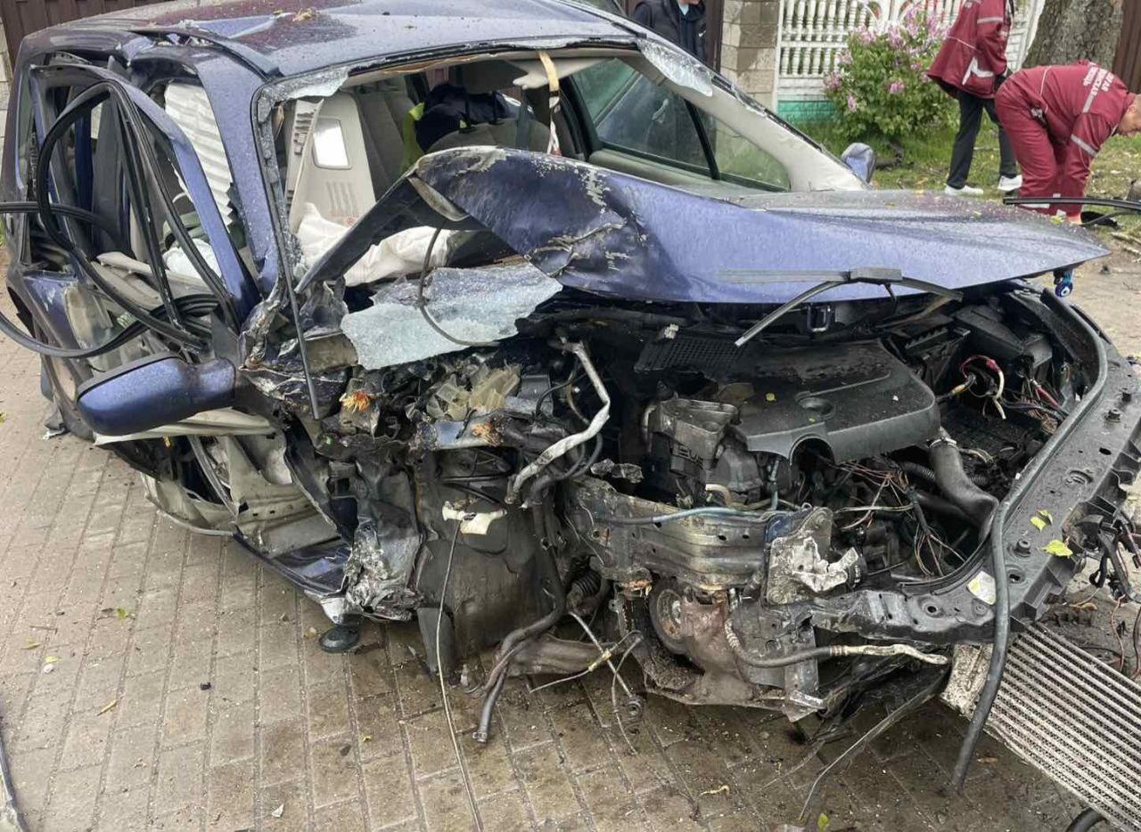 У Мінскім раёне вадзіцель урэзаўся ў дрэва і загінуў