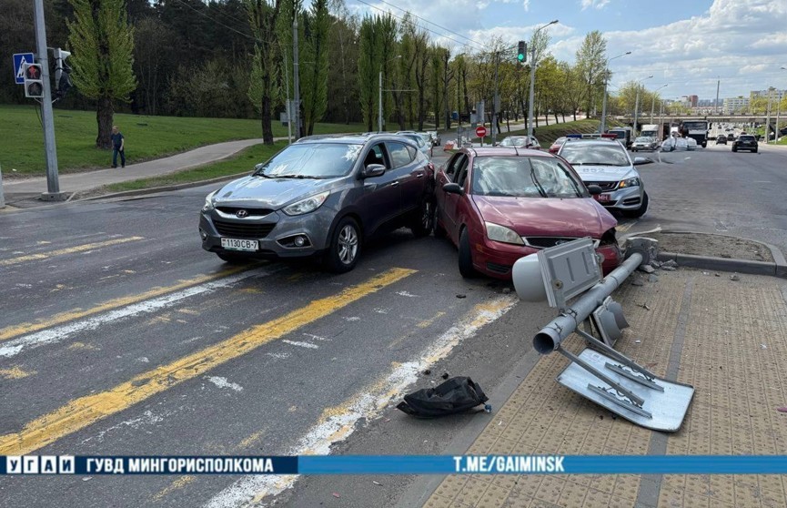 Дарожны інцыдэнт адбыўся ў Мінску: пацярпелі дзве іншамаркі і святлафор