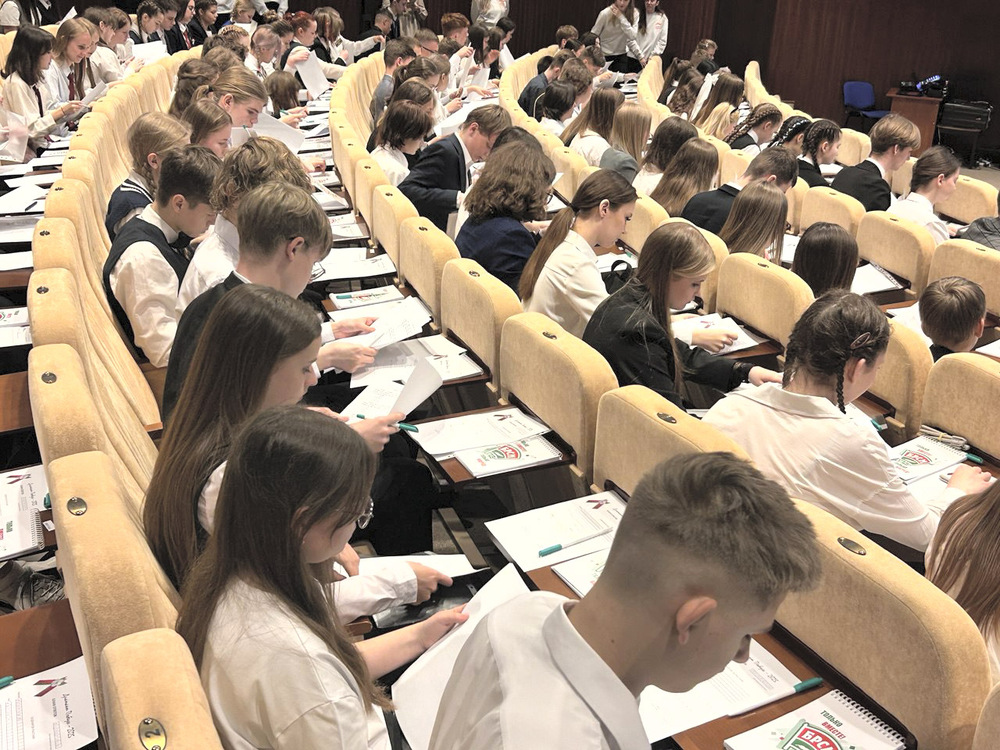 У Беларускім дзяржаўным музеі гісторыі Вялікай Айчыннай вайны школьнікі з усёй краіны далучыліся да міжнароднай гістарычнай «Дыктоўкі Перамогі»