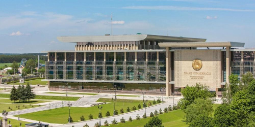 Бастрыкин вручил Лукашенко медаль в честь 80-летия Великой Победы