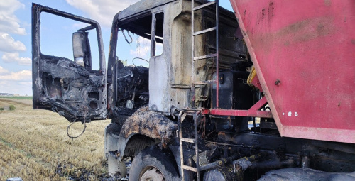 У Рэчыцкім раёне ў полі гарэў грузавік са збожжам