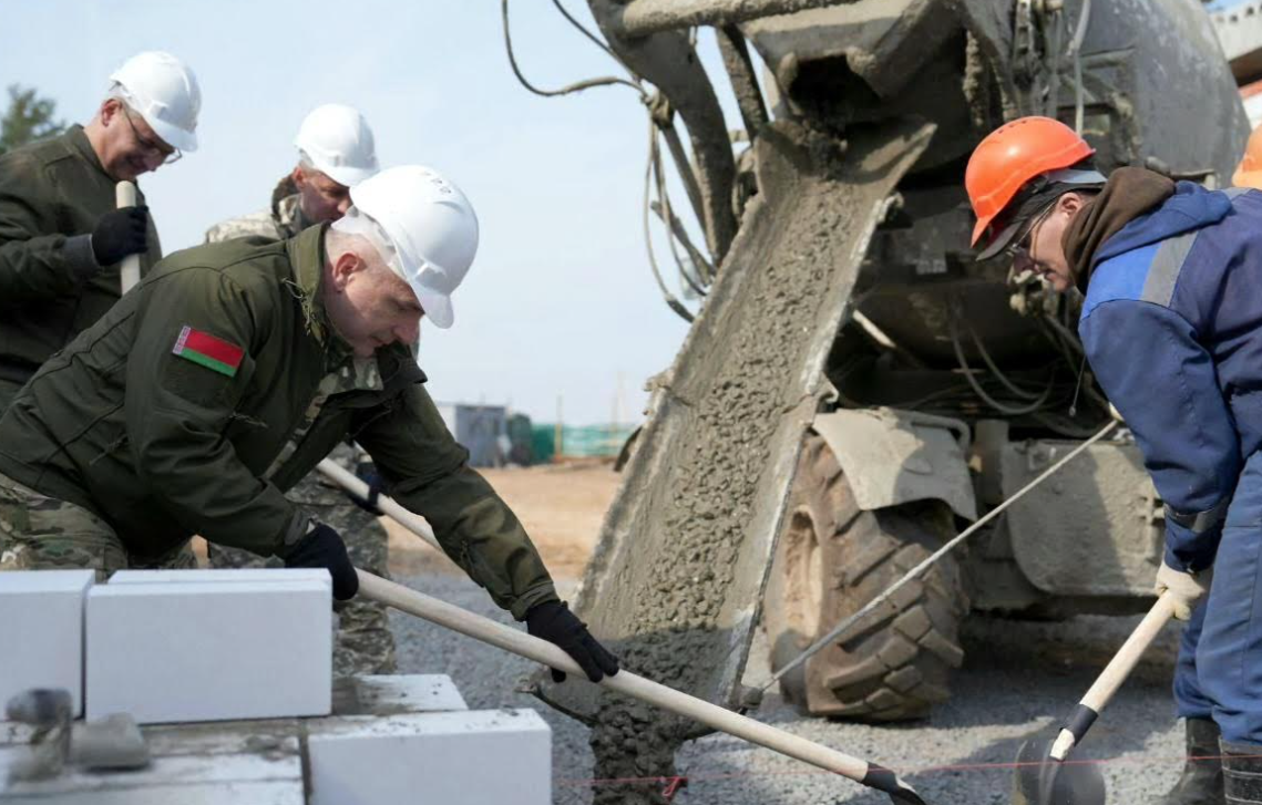 Парадак у населеных пунктах, месцах баявой славы, воінскіх пахаваннях
