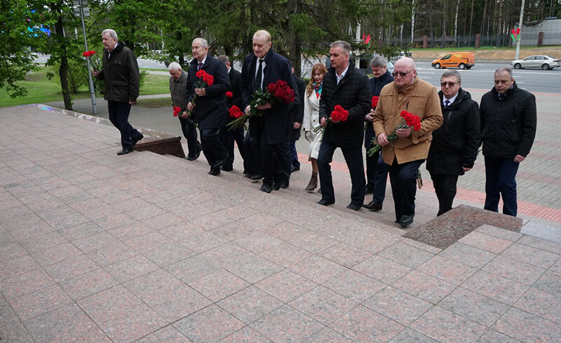 Belarusian scientists lay flowers at war memorial