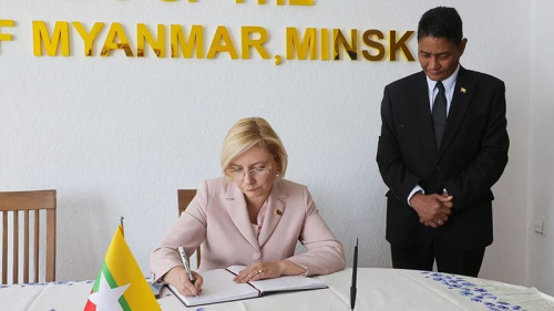 Надзея Лазарэвіч пакінула запіс у кнізе спачуванняў у Генеральным консульстве М'янмы