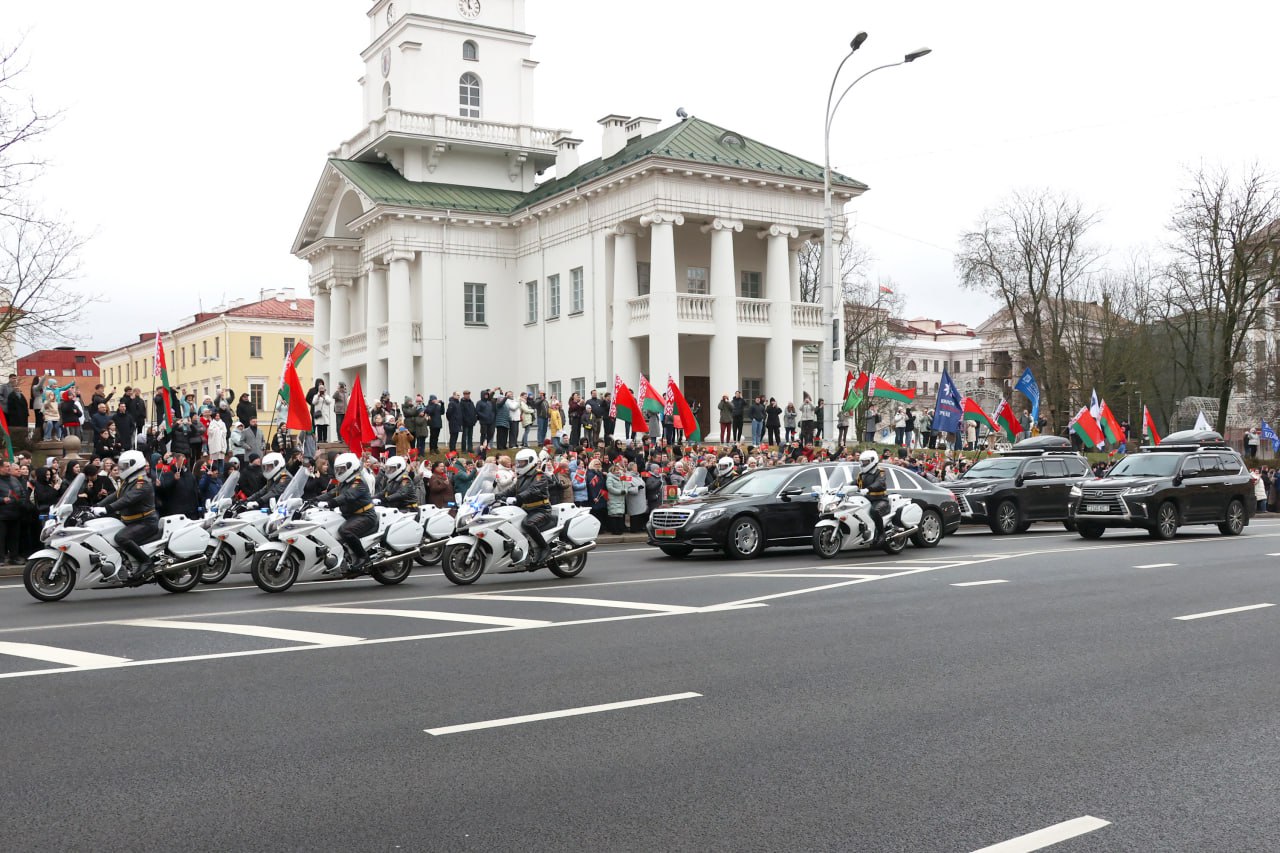 Як беларусы сустракалі прэзідэнцкі картэж у дзень інаўгурацыі?