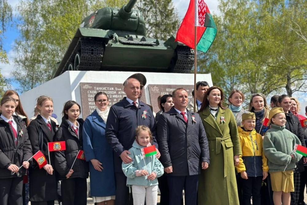 Памочнік Прэзідэнта — інспектар па Мінскай вобласці ўсклаў кветкі да манумента ў Мінскім раёне