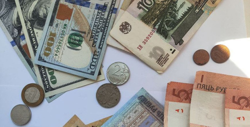 Долар падаражэў, расійскі рубель і юань патаннелі на таргах 20 мая