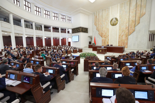 На заключным пасяджэнні Палаты прадстаўнікоў другой сесіі дэпутаты прынялі два законапраекты