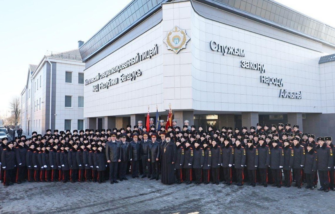 Іван Кубракоў уручыў Сцяг Магілёўскаму спецыялізаванаму ліцэю МУС