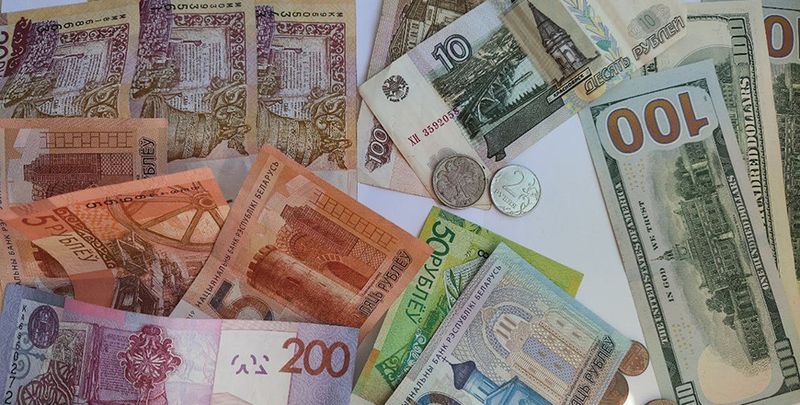 Юань падаражэў, расійскі рубель і долар патаннелі на таргах 22 красавіка