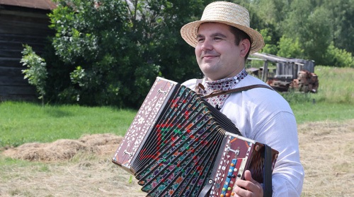 Па прафесіі — участковы інспектар, а ў душы — этнограф. Беларус з глыбінкі пляце паясы і праводзіць старадаўнія абрады