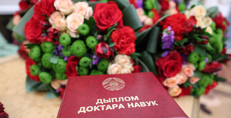 Лукашэнка ўручыў дыпломы доктара навук і атэстаты прафесара