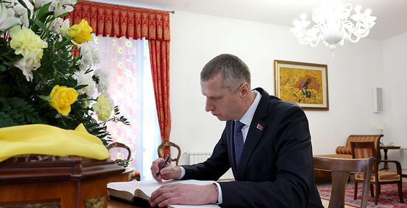 Крутой ад імя Прэзідэнта Беларусі пакінуў запіс у кнізе спачуванняў у Апостальскай нунцыятуры ў Мінску ў сувязі са смерцю Папы Рымскага Францыска