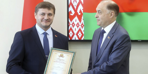 За выполнение важных задач. Вольфович вручил награды представителям разных сфер Гомельской области
