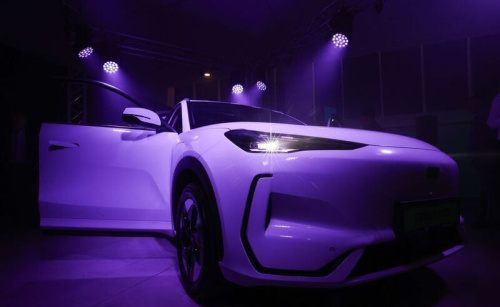 У Мінску прэзентавалі першы сабраны ў Беларусі электрамабіль Geely EX5