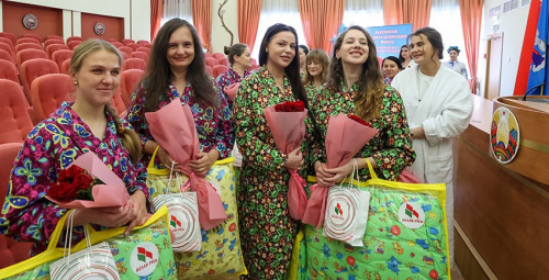 «Воспитывать детей — самая тяжелая работа». Кочанова поздравила родившихся 3 июля малышей и их мам в Минске