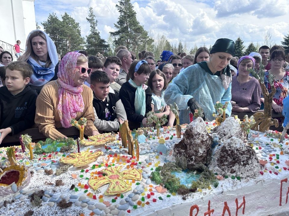 Пірог з біблейскімі матывамі вагой 100 кг спяклі на Вялікдзень у Вілейцы