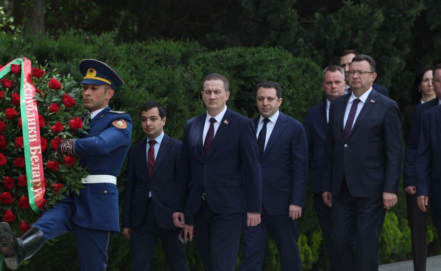 Даніну памяці і павагі. Турчын усклаў вянкі да знакавых манументаў у Азербайджане