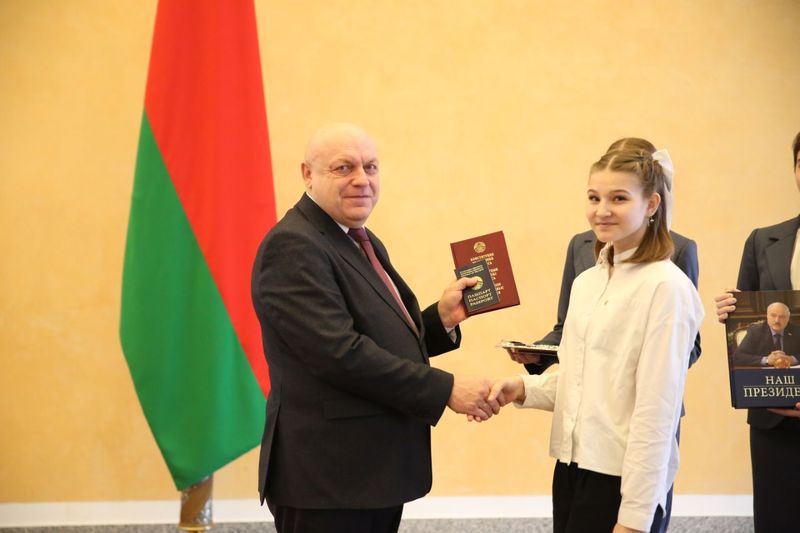 Лепшым школьнікам Міншчыны ва ўрачыстай абстаноўцы ўручылі пашпарты