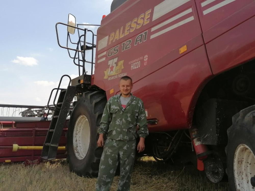 Ратавальнік Станіслаў Сомаў нясе вахту па ахове зернеўборачнай тэхнікі ў полі, а ў вольны час сам працуе камбайнерам