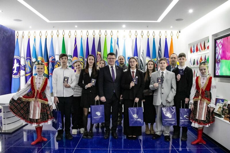 Старшыня ФПБ уручыў пашпарты юным таленавітым беларусам